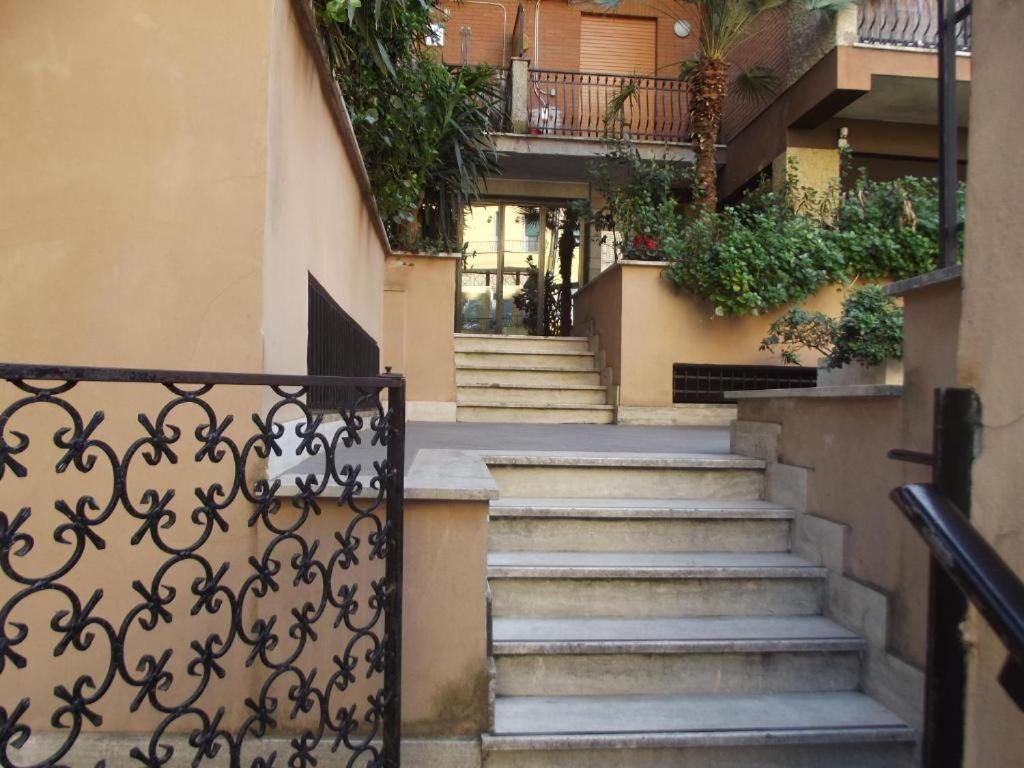 Guest House Domus Gratia Russo Рим Екстериор снимка
